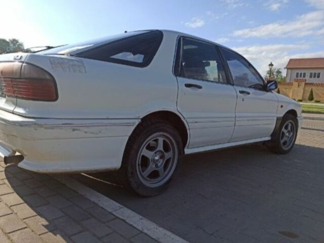 Белый Мицубиси Галант, объемом двигателя 2 л и пробегом 300 тыс. км за 1400 $, фото 2 на Automoto.ua