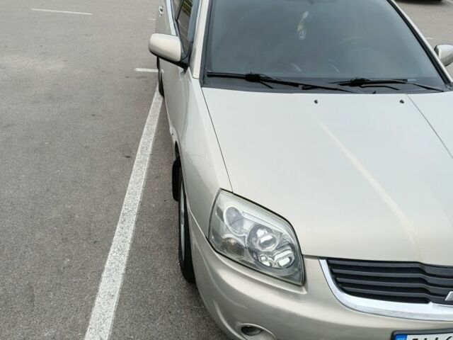 Бежевый Мицубиси Галант, объемом двигателя 2.4 л и пробегом 320 тыс. км за 5000 $, фото 1 на Automoto.ua