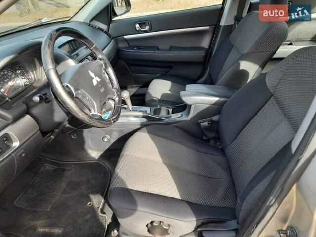 Бежевый Мицубиси Галант, объемом двигателя 2.4 л и пробегом 221 тыс. км за 5550 $, фото 9 на Automoto.ua