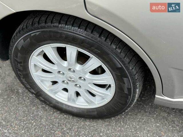 Бежевый Мицубиси Галант, объемом двигателя 2.4 л и пробегом 178 тыс. км за 5600 $, фото 15 на Automoto.ua