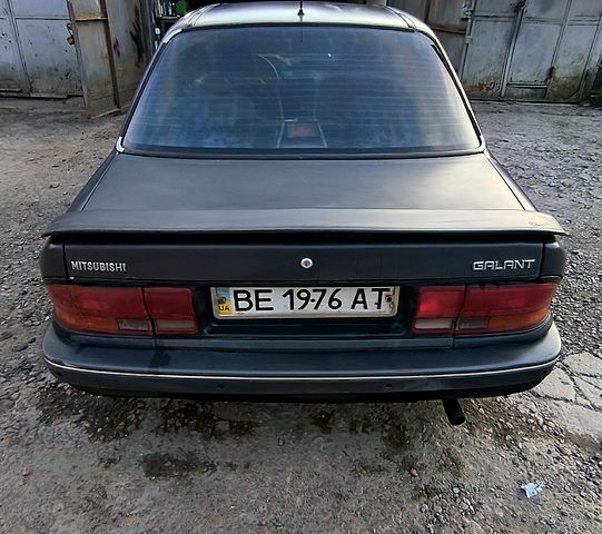 Черный Мицубиси Галант, объемом двигателя 1.8 л и пробегом 300 тыс. км за 1800 $, фото 5 на Automoto.ua