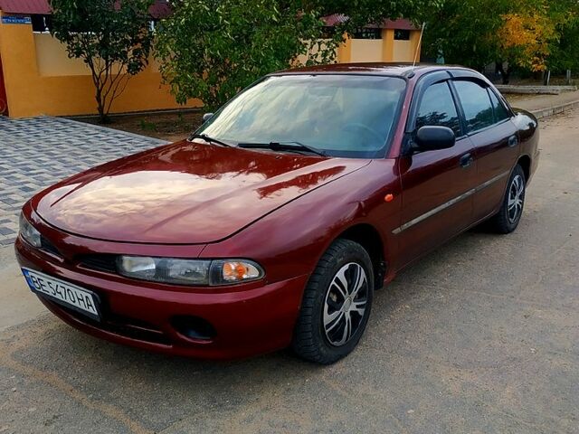 Красный Мицубиси Галант, объемом двигателя 1.8 л и пробегом 300 тыс. км за 1800 $, фото 1 на Automoto.ua