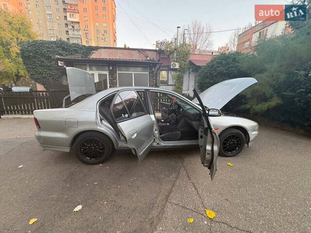 Серый Мицубиси Галант, объемом двигателя 2.5 л и пробегом 400 тыс. км за 3200 $, фото 5 на Automoto.ua