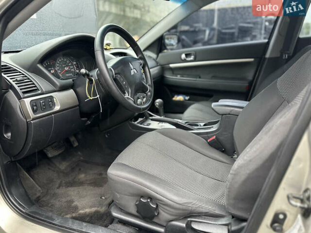 Мицубиси Галант 2009 в Львове на Automoto.ua Серый Мицубиси Галант, объемом двигателя 2.38 л и пробегом 186 тыс. км за 4490 $, фото 4 на Automoto.ua
