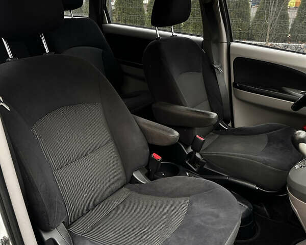 Белый Мицубиси Грандис, объемом двигателя 2.4 л и пробегом 340 тыс. км за 3400 $, фото 23 на Automoto.ua