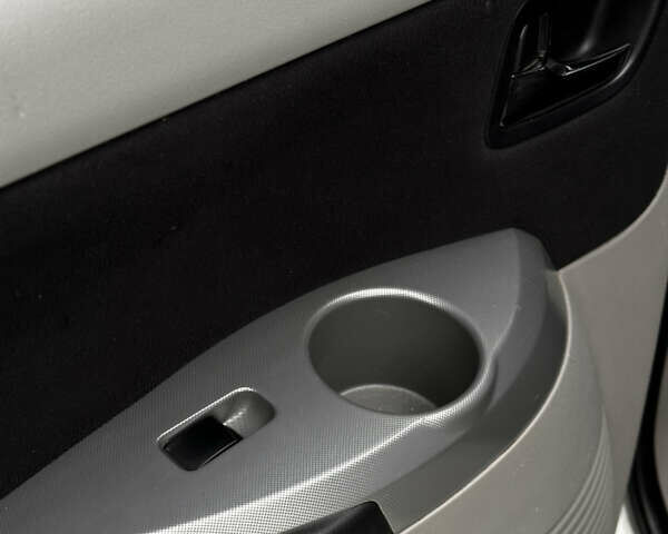 Белый Мицубиси Грандис, объемом двигателя 2.4 л и пробегом 340 тыс. км за 3400 $, фото 21 на Automoto.ua