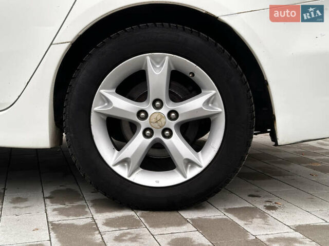 Белый Мицубиси Грандис, объемом двигателя 2.4 л и пробегом 340 тыс. км за 3400 $, фото 11 на Automoto.ua