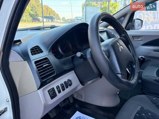 Белый Мицубиси Грандис, объемом двигателя 2.38 л и пробегом 185 тыс. км за 6700 $, фото 9 на Automoto.ua