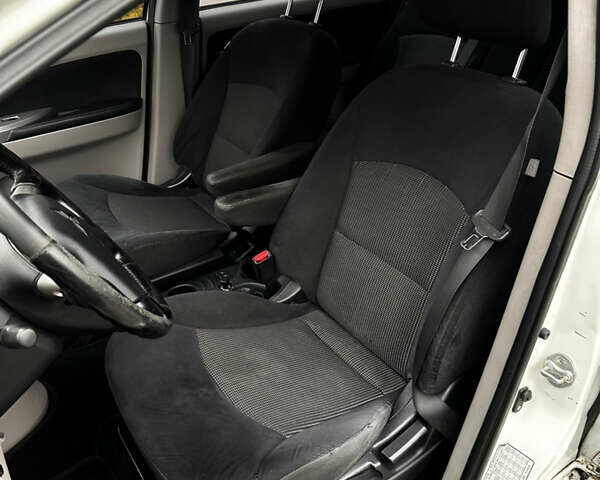 Белый Мицубиси Грандис, объемом двигателя 2.4 л и пробегом 340 тыс. км за 3400 $, фото 19 на Automoto.ua