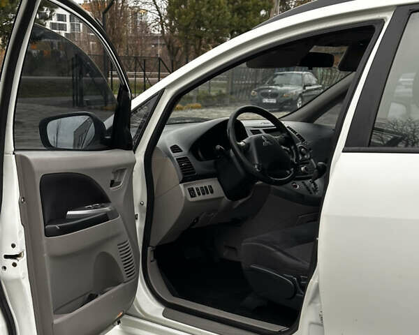 Белый Мицубиси Грандис, объемом двигателя 2.4 л и пробегом 340 тыс. км за 3400 $, фото 18 на Automoto.ua