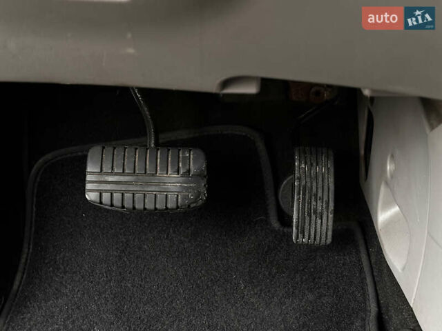 Белый Мицубиси Грандис, объемом двигателя 2.4 л и пробегом 340 тыс. км за 3400 $, фото 27 на Automoto.ua