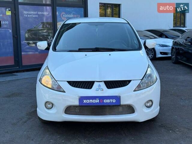 Белый Мицубиси Грандис, объемом двигателя 2.38 л и пробегом 185 тыс. км за 6700 $, фото 1 на Automoto.ua