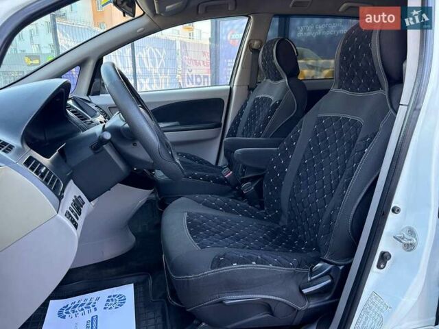 Белый Мицубиси Грандис, объемом двигателя 2.38 л и пробегом 185 тыс. км за 6700 $, фото 15 на Automoto.ua