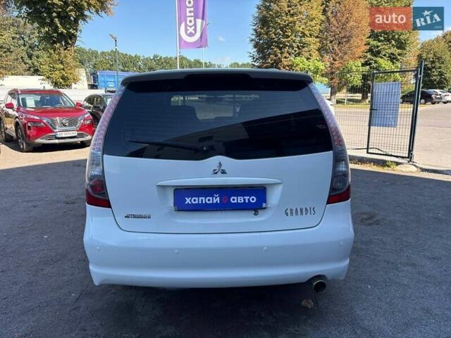 Белый Мицубиси Грандис, объемом двигателя 2.38 л и пробегом 185 тыс. км за 6700 $, фото 5 на Automoto.ua