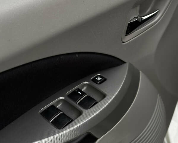 Белый Мицубиси Грандис, объемом двигателя 2.4 л и пробегом 340 тыс. км за 3400 $, фото 20 на Automoto.ua