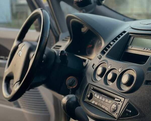 Бежевый Мицубиси Грандис, объемом двигателя 2.38 л и пробегом 74 тыс. км за 7200 $, фото 8 на Automoto.ua