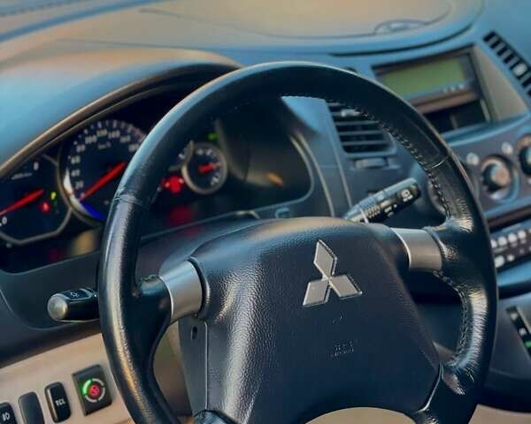 Бежевый Мицубиси Грандис, объемом двигателя 2.38 л и пробегом 74 тыс. км за 7200 $, фото 3 на Automoto.ua