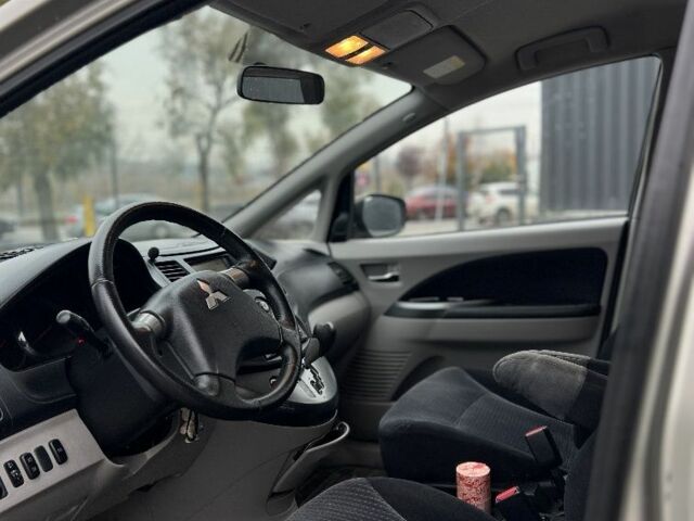 Бежевий Міцубісі Грандіс, об'ємом двигуна 2.4 л та пробігом 250 тис. км за 6300 $, фото 7 на Automoto.ua