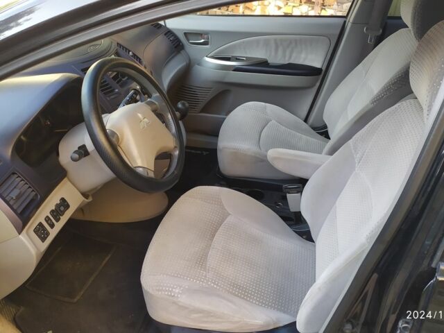 Чорний Міцубісі Грандіс, об'ємом двигуна 2.4 л та пробігом 282 тис. км за 4700 $, фото 6 на Automoto.ua