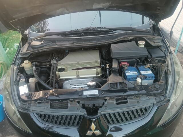 Черный Мицубиси Грандис, объемом двигателя 2.4 л и пробегом 270 тыс. км за 6000 $, фото 1 на Automoto.ua