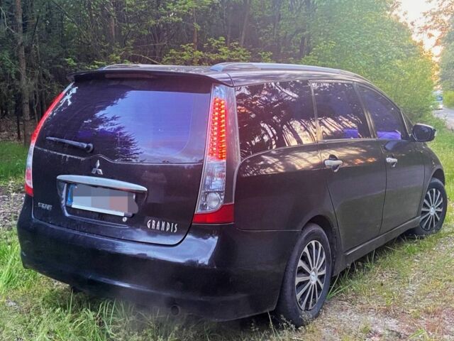 Черный Мицубиси Грандис, объемом двигателя 2.4 л и пробегом 209 тыс. км за 5500 $, фото 1 на Automoto.ua