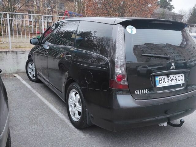 Черный Мицубиси Грандис, объемом двигателя 2.4 л и пробегом 320 тыс. км за 5700 $, фото 3 на Automoto.ua