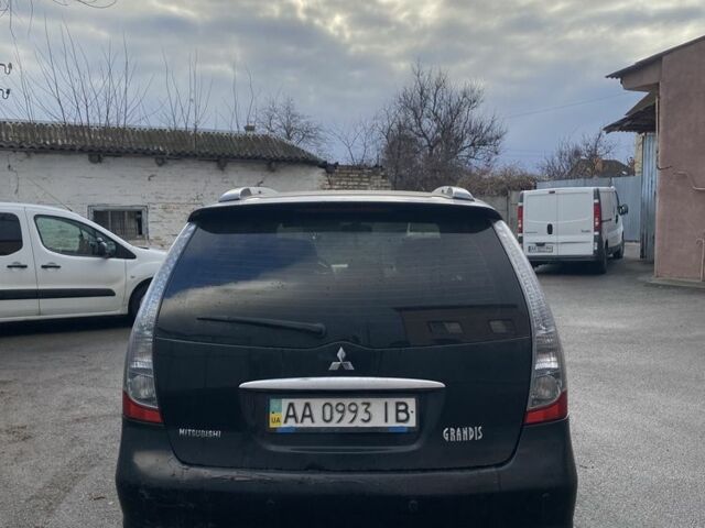Черный Мицубиси Грандис, объемом двигателя 2.4 л и пробегом 430 тыс. км за 4000 $, фото 3 на Automoto.ua
