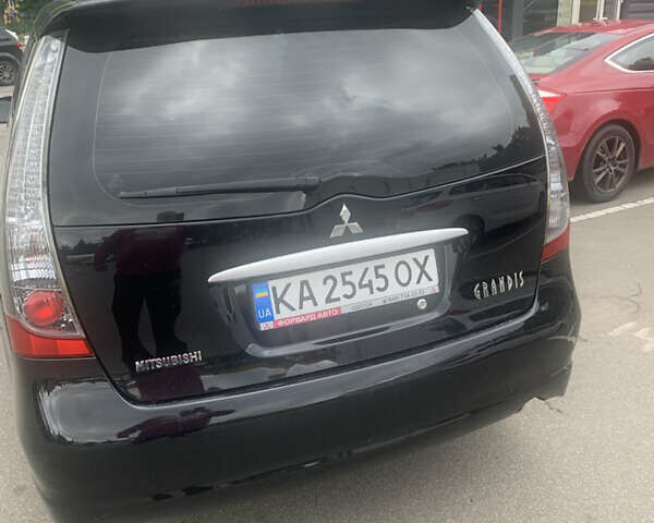 Чорний Міцубісі Грандіс, об'ємом двигуна 2.38 л та пробігом 190 тис. км за 6500 $, фото 2 на Automoto.ua