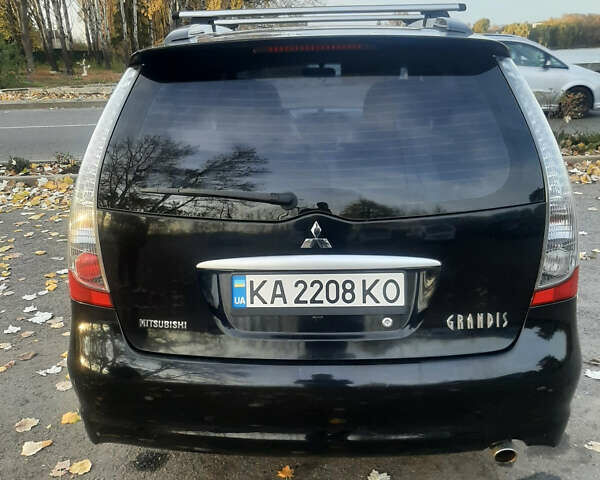 Чорний Міцубісі Грандіс, об'ємом двигуна 2.38 л та пробігом 240 тис. км за 7500 $, фото 1 на Automoto.ua
