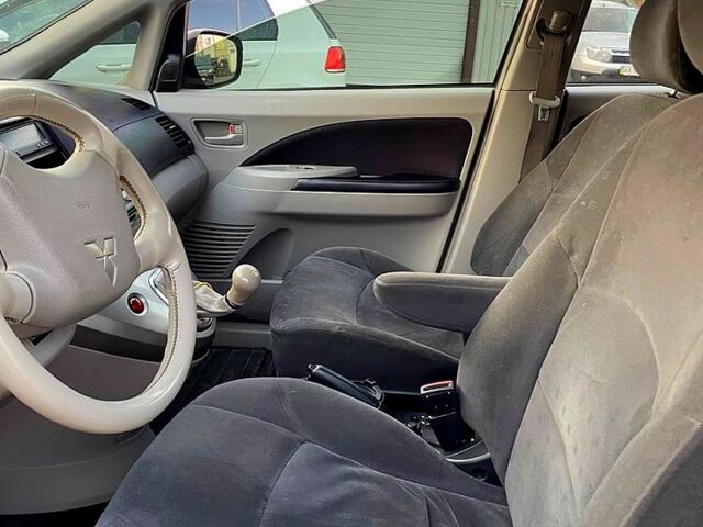 Фіолетовий Міцубісі Грандіс, об'ємом двигуна 2.4 л та пробігом 300 тис. км за 6500 $, фото 7 на Automoto.ua