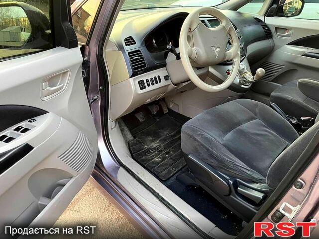 Фіолетовий Міцубісі Грандіс, об'ємом двигуна 2.4 л та пробігом 300 тис. км за 6500 $, фото 10 на Automoto.ua