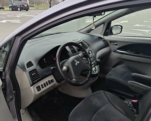 Фиолетовый Мицубиси Грандис, объемом двигателя 2.4 л и пробегом 257 тыс. км за 5400 $, фото 6 на Automoto.ua