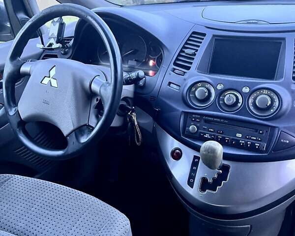 Червоний Міцубісі Грандіс, об'ємом двигуна 2.38 л та пробігом 341 тис. км за 3900 $, фото 7 на Automoto.ua