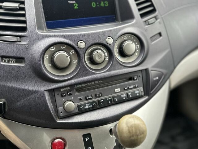 Красный Мицубиси Грандис, объемом двигателя 2.4 л и пробегом 300 тыс. км за 4850 $, фото 9 на Automoto.ua