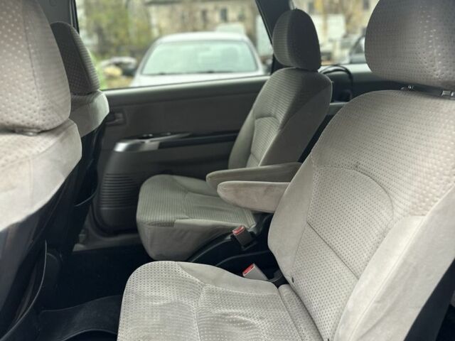 Красный Мицубиси Грандис, объемом двигателя 2.4 л и пробегом 300 тыс. км за 4850 $, фото 4 на Automoto.ua