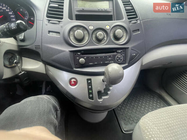 Красный Мицубиси Грандис, объемом двигателя 2.38 л и пробегом 117 тыс. км за 6999 $, фото 35 на Automoto.ua