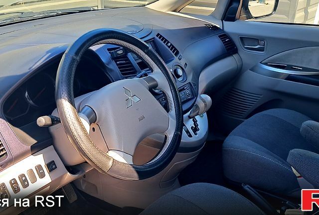 Мицубиси Грандис 2005 в Николаеве на Automoto.ua Красный Мицубиси Грандис, объемом двигателя 1.5 л и пробегом 300 тыс. км за 5300 $, фото 5 на Automoto.ua