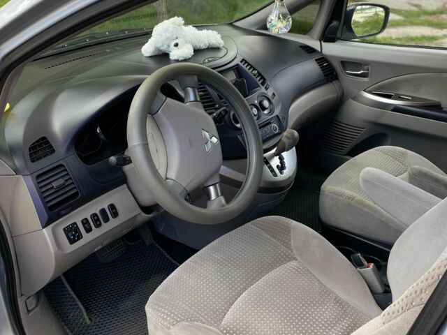 Сірий Міцубісі Грандіс, об'ємом двигуна 0 л та пробігом 306 тис. км за 6200 $, фото 6 на Automoto.ua