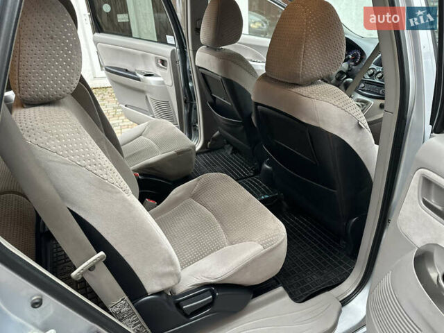 Серый Мицубиси Грандис, объемом двигателя 2.4 л и пробегом 263 тыс. км за 5300 $, фото 15 на Automoto.ua