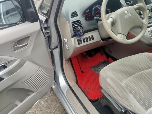 Сірий Міцубісі Грандіс, об'ємом двигуна 2.4 л та пробігом 288 тис. км за 6000 $, фото 7 на Automoto.ua