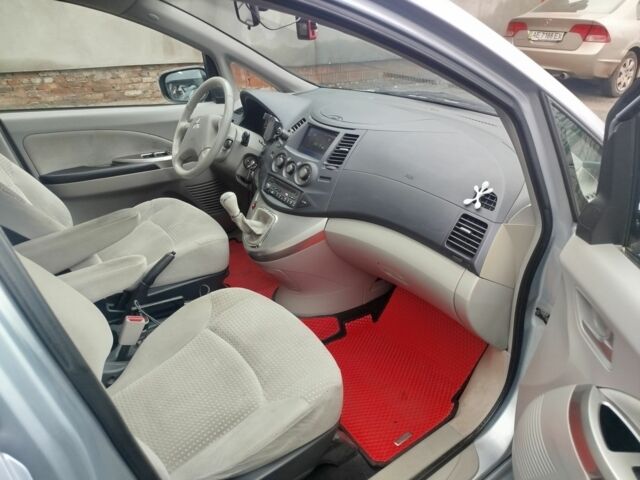 Сірий Міцубісі Грандіс, об'ємом двигуна 2.4 л та пробігом 288 тис. км за 6000 $, фото 3 на Automoto.ua