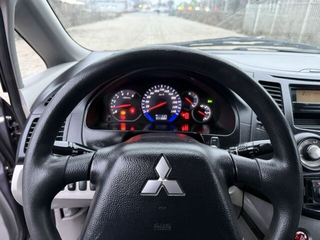 Серый Мицубиси Грандис, объемом двигателя 2 л и пробегом 200 тыс. км за 2450 $, фото 14 на Automoto.ua