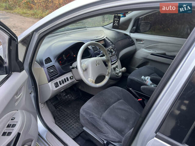 Сірий Міцубісі Грандіс, об'ємом двигуна 2.38 л та пробігом 430 тис. км за 5900 $, фото 7 на Automoto.ua