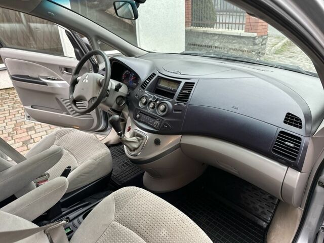 Серый Мицубиси Грандис, объемом двигателя 2.4 л и пробегом 263 тыс. км за 5300 $, фото 4 на Automoto.ua