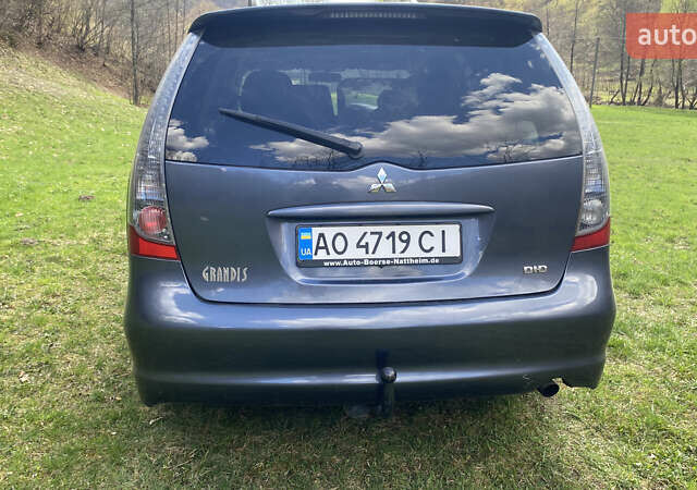 Сірий Міцубісі Грандіс, об'ємом двигуна 2 л та пробігом 295 тис. км за 7200 $, фото 2 на Automoto.ua