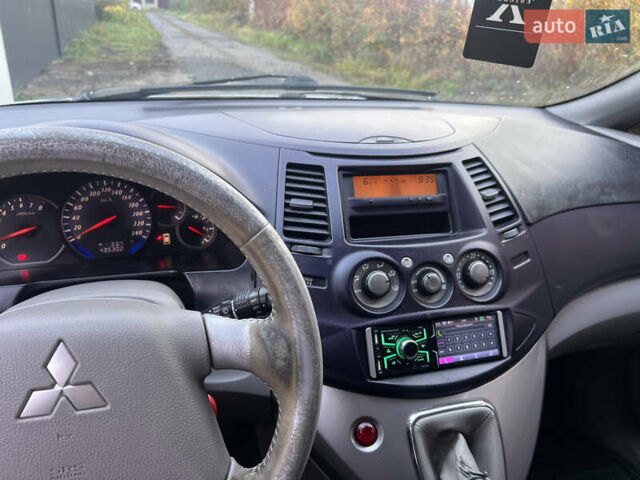 Сірий Міцубісі Грандіс, об'ємом двигуна 2.38 л та пробігом 430 тис. км за 5900 $, фото 6 на Automoto.ua