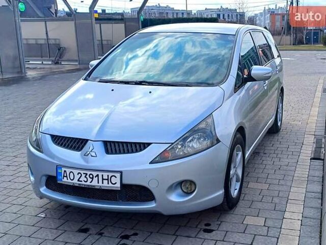 Сірий Міцубісі Грандіс, об'ємом двигуна 2 л та пробігом 290 тис. км за 6200 $, фото 2 на Automoto.ua