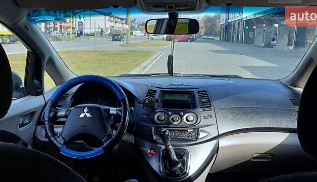 Сірий Міцубісі Грандіс, об'ємом двигуна 2 л та пробігом 290 тис. км за 6200 $, фото 5 на Automoto.ua