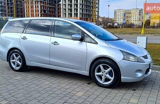 Сірий Міцубісі Грандіс, об'ємом двигуна 2 л та пробігом 290 тис. км за 6200 $, фото 4 на Automoto.ua