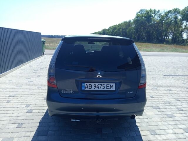 Сірий Міцубісі Грандіс, об'ємом двигуна 2 л та пробігом 320 тис. км за 6550 $, фото 7 на Automoto.ua